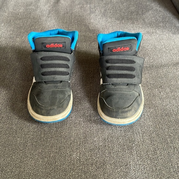 Small adidas shoes  (9K size) - Picture 2 of 7